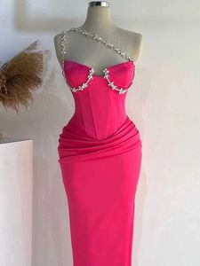 Основные повседневные платья 2024 Новое женское розовое платье с бриллиантом вечернее платье красное коврик одно плечо повязки знаменитости формальное платье для вечеринок J240523