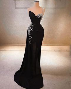 2024 Czarne sukienki na studniowe rozmiary plus jedno ramię kryształ z koralikami aksamitny wieczór formalny impreza druhna sukienki sukienki bez rękawów