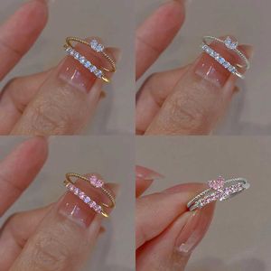 Pary Pierścienie 2PCS estetycznie elegancki, delikatny kryształowy pierścień w kształcie serca odpowiedni dla kobiet Złote Ułożenie się Wykwintny Zestaw Pierścienia Miłego Pierścienia Biżuteria S2452301