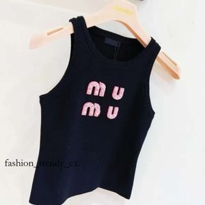 Miumu top damskie ubrania T -koszulka Kobiety seksowna impreza upraw haftowany top z czołgiem Tshirt Spring Summer Backless Shirt miu kamizelka 254