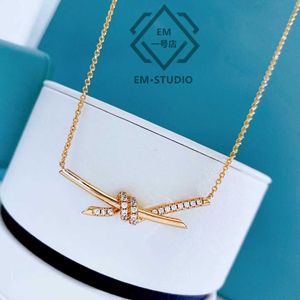 Designer's Brand Pure Silver Knot Halsband Kvinnor Mosang Stone Twisted Rope Collar Chain 18K Rose Gold Leende Face Pendant tröja