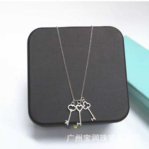 Designer's Brand s925 pure silver love clover small key mini collarbone chain glossy womens necklace fashionable and minimalist