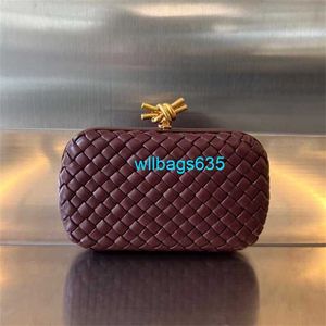 Stylish Bag Women's Bottegavvenet Bag Knot Minaudiere Clutch Foulard Intreccio Leather Metallic Knot Clasp Stängning med logotyp WLDQ