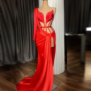 Sexig röd illusion hög sida split långa balklänningar en axel satin röd matta prom klänningar formell klänning kväll klänningar abendkleider 227q
