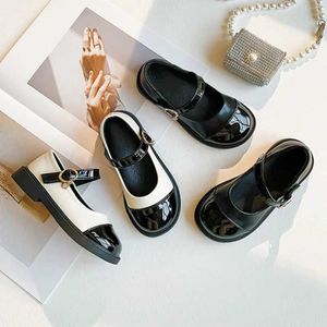 Flat Shoes New Childrens Leather Shoes Fashion Patent Leather Girls Flat Shoes Black and White Retro 23-37 Förskola Barnprinsessor Q240523