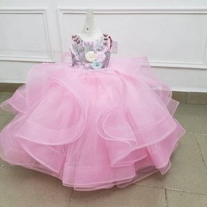 2024 Pembe Çiçek Kız Elbiseler Çocuk Doğum Giyim Illusion Sheer Boyun Aplike Boncuklar Dantelli Rhinestones Katmanlı Tül Prenses Top Elbisesi Evlilik için F117