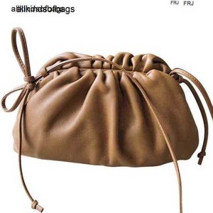 Botte Venets Bags Pouchs Wrinkled Cloud 2024 New Chaowang Red Dumpling One Shoulder Messenger Versatile Hand Leather Womens Have Logo Frj