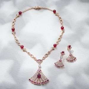 Kolekcja Kolekcji Styl biżuterii z imprezą biżuterii Inkrustowanie sześcien cyrkon Diamond syntetyczny rubinowy wisiorek Naszyjnik