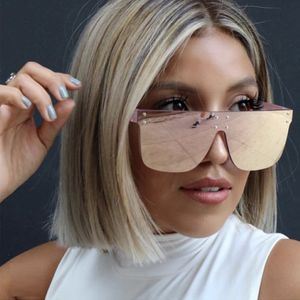 2020 Mode einzigartige Nietquelle Sonnenbrille Frauenmarke Designer flach übergroß