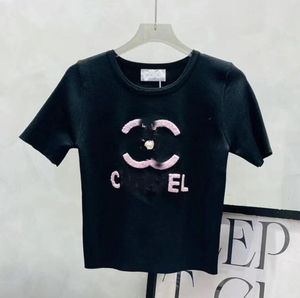 Desinger New WomensカジュアルクラシックTシャツ甘い女の子はビーズタオル刺繍入りニットウェア弾性黒い白いTシャツ短い長さのスリムフィットトップティー