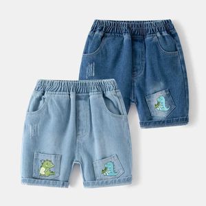 Shorts nya 2024 barn sommar denim korta byxor baby pojkar tecknad dinosauri rippade korta byxor barn casual jeans shorts kläder y240524