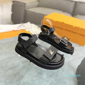 Luxury Designer Flat Beach Women Sandals tofflor Senaste stil Metal Preparation Patent Leather Fashion Casual Shoes 35-42