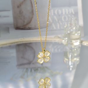 Lucky Four-Leaf Clover Necklace Plated 18k Gold Titanium Steel Delicate Petal ClaVicle Chain Simple Temperament Female New Choker