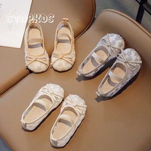 Flat shoes Flower Embroidered Lace Ballet Apartment Baby Girl 2023 Summer New Breathable Mesh Ballet Performer Childrens Cute Wedding Party Dress Shoes Q240523