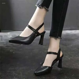 Высокие туфли заостренные сандалии женские каблуки на ногах толстый каблук мягкая сексуальная кожаная скольжение кожа на туса