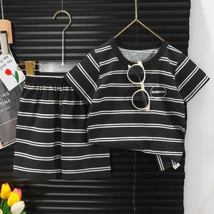 Camiseta listrada de roupas de roupas para roupas de menino de menino verão coreano moda casual infantil textos curtos shorts de manga curta Duas peças