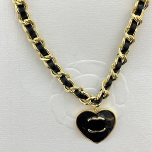 Luxury Designer Necklace Choker Chain 18K Gold Plated Copper Design Brand Letter Heart Pendant Necklaces for Fashion Women Jewelry Wholesale