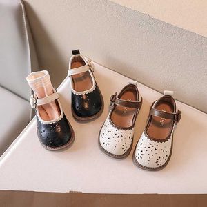 Sapatos planos Unishuni Princesa Mary Jane Flats para meninas Sapatos de vestido de borda de borda de menina Baby Floral Soft Casual Sapatos preto e branco Q240523