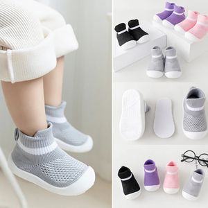 Urodzone buty do chodzenia dla niemowląt bez poślizgu bawełniane siatki męskie i kobiety buty dla dzieci mody mody swobodny butę podłogową w połowie rurki 240524