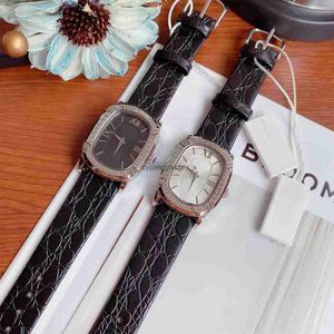 New Fan Family Same Style Womens Quartz Watch Personalized Light Luxury Oval dial