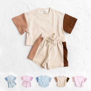 衣料品セット衣類セット新しい夏の綿の子供用子供用Tシャツとショートパンツセット男の子と女の子の服スプライシングカラーカジュアルトップ2pcs wx5.23