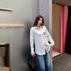 تي شيرت النساء MI24 على الطراز الكوري الجيب مطرز الحرف تصميم طويل الأكمام قميص متعدد الاستخدامات فضفاضة