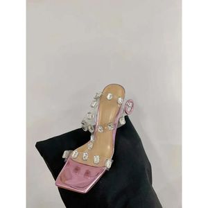 Sandaler 2024 Kvinnors sommarskor Rensa övre patentläder Square Crystal High Heeled Pointed Toe Dress S 7DD