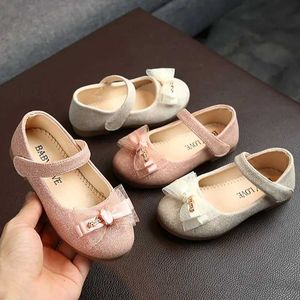 Flache Schuhe 1-6t Frühlingskinderkinder Spitzen Bogen Prinzessin Schuhe für Vorschulmädchen Ballett Tanz Flat Schuhe für Mädchen Bunte Pailletten Leder Weiche Sohle Schuhe Q240523