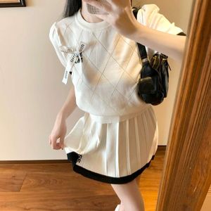 Miumiuss T -Shirt Family 24SS New Age Reducing Ice Cool Seidenbogenstift Top+Faltenrock Set Mode vielseitigem Miumium 866