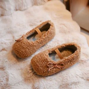 Flat shoes Warm Lambwool shoes suitable for little girls fur ballet apartments babies winter soft plush Mary Jens with bows and elastic bands Q240523