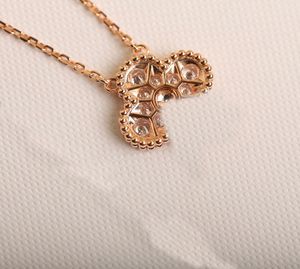 S925 Silver Luxury Quality Charm Flower Shape Pendant Halsband med Sparkly Diamond i två färger som pläteras har Stamp Box PS3741B