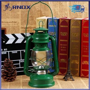 Retro Outdoor Camping Kerosin Lampe Tragbare Handheld Lantern Outdoor Campinglichter Vintage Bronzeöl Lampe PO -Requisiten Werkzeuge 240524