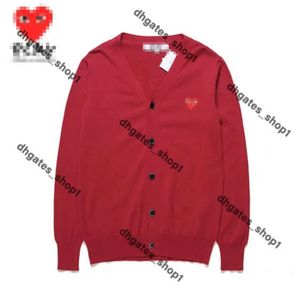 Mężczyźni designerskie swetry cdgs grają sweter commes casual mężczyzn bluza bluza garcons z kapturem czerwone serce długie slevee haft haftowe zimowe ubranie 338