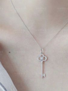 Designer's Brand Key Necklace Womens 18k Rose Gold Iris Collar Chain Pure Silver Crown Pendant Light Luxury Long Sweater CJY9