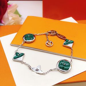 Luxusdesigner Fünf-Blumen-Weiß-Schalentierarmbänder mit Diamonds Classic Letter Bracelets Modequalität Armbänder Fein Geschenkschmuck