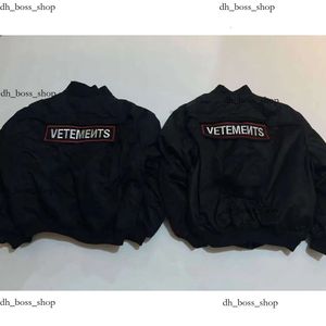 Mens Vetements Jackets High Street Original Män tvättade denimjackor överdimensionerade jackor Fashionabla Bomber -lappade taggar överlevande kappa Vetements hoodie 189