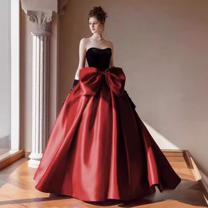 Plus storlek Bourgogne Mor of the Bride Dresses Princess Long Red Satin Off Axla Prom Dress Wedding Guest Party Goods Formal Ball Gown Cocktail Dress Evening Wear