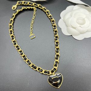 Lyxdesigner halsband choker kedja 18k guldpläterad koppar märke brev hjärthänge halsband för mode vogue kvinnor smycken grossist