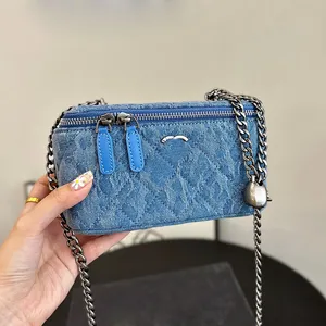 Camellia Padrão Bolsa de maquiagem de jeans azul Bolsas de batom de designer feminino com espelho 12/18 cm de prata carrinho de fivela de fivela de barreira de barreira de barreira com zíper de ombro de ombro