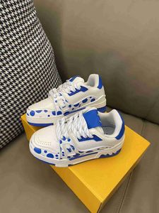 العلامة التجارية Baby Sneakers عالية الجودة أطفال أحذية زرقاء الحجم 26-35 مربع العلامة التجارية عبوة البولكا نقطة الطباعة الفتيات الفتيان الأحذية غير الرسمية 24 مايو