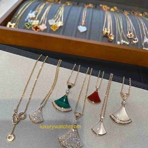 Ny klassisk mode Bolgrey Pendant Halsband Högparversion Guld Liten kjol Halsband Womens Fan Formed White Fritillaria Light Luxury Crown Collar Chain Chain Chain