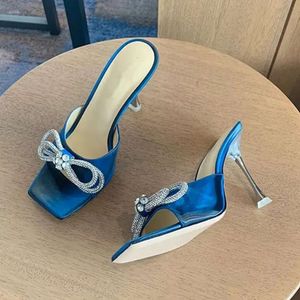 Высококачественные сандалии 2024 Женщины летние дизайнерские тапочки бриллианты лук сладкие высокие каблуки открытые пальцы для свадебной вечеринки 7e5