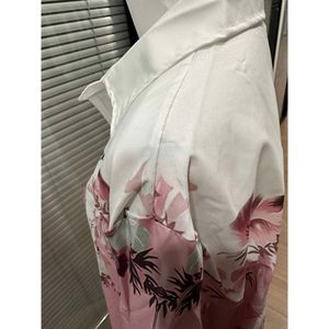 Camisa feminina casual com impressão de personalidade, corte solto, cor de mangas compridas, cor rosa, para primavera e outono, 2024 Nova chegada