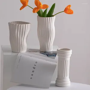 花瓶の白いセラミック花瓶ねじれたデザインフラワーポット高度なラインパターン大きなリビングルームアレンジアートデコレーション