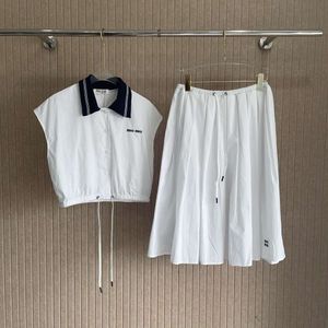 女性のスーツブレザー24秒春/夏mアカデミースタイルのノースリーブショートシャツトップドローストリングスカート刺繍レターセット