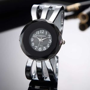 Populära Womens Watch Fashion Creative Armband Steel Band