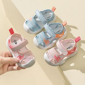 Summer Kids Casual Sandals 1-3 år gamla Baby Walking Shoes Anti Slip Soft Sole and Collision Toe Sandaler Barnskor 240524