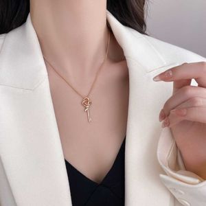 Designer's Brand Knot Key Necklace for Women 18k Rose Gold Twisted Collar Chain 925 Pure Silver Mosonite Snowflake Sweater B8B3