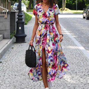 Основные повседневные платья сексуальные V-образные короткометражные платья для вечеринки летние женщины элегантные цветочные припечатки с длинным платьем модные плиссированные поясные кружевные платья T240523