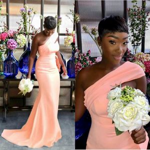 2021 One Shoulder Bridesmaid Dresses Mermaid Coral Sweep Train Hollow Pleats Ruched Maid of Honor Gown African Wedding Guest Wear 332v